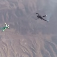 بالفيديو..أمريكي يقفز من ارتفاع 7600م ويسجل رقماً قياسياً لأعلى قفزة دون مظلة