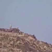 بالفيديو: افراد المقاومة اليمنية يرصدون احد عناصر الميليشيات الحوثية لكنهم لم يطلقوا عليه النار.. والسبب!
