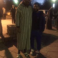 صور: أمير قطر يتجول في المغرب مرتديًا الجلباب المغربي