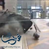 بالفيديو: دبابة عسكرية تحطم جدران دبي مول في مشهد اذهل الماره