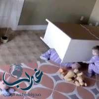 فيديو: طفل ينقذ شقيقه من الموت بعد سقوط دولاب خشبي عليه