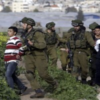 قوات الاحتلال تعتقل 12 فلسطينيًا من الضفة الغربية