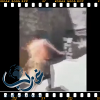 يمني يسكب البنزين على «مختل عقليا» ويشعل فيه النار .. فيديو..