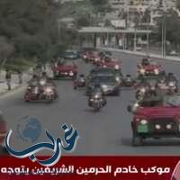 بالفيديو | مواطن أردني ينحر "بعير" تزامناً مع مرور موكب خادم الحرمين في شوارع