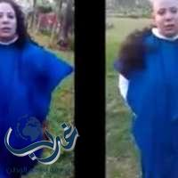 سيدة مصرية تحلق شعرها وتظهر صلعاء تماما إحتجاجاً على السيسي