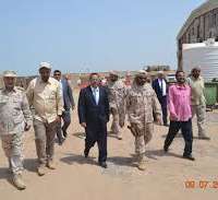 رئيس الوزراء اليمني يزور القاعدة الإدارية للتحالف العربي بعدن