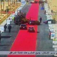 بالفيديو:“السيسي” طالب شعبه بالتقشّف ليصعقهم بموكب سياراته على سجادٍ أحمر!