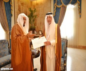 أمير مكة يتسلم تقريرا عن الأحكام القضائية الصادرة في المنطقة خلال عام
