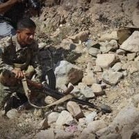 بالصورة ..جندي يمني ينتزع ألغام الحوثي في تعز بطريقة غريبة