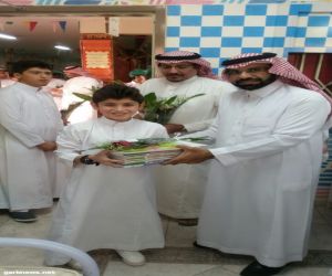 "تعليم شرق الرياض" يصافح الطلاب وأولياء الأمور والمعلمين بالورود