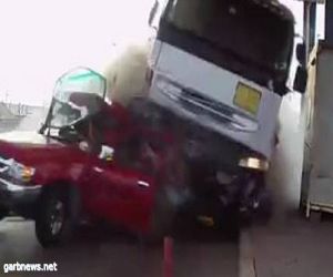 بالفيديو...سائق شاحنة عراقي يفقد السيطرة ويتسبب بكارثة في محطة الوقود