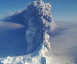 بركان "كامتشاتكا" الروسي يطلق عمودا من الرماد إلى ارتفاع كيلومترين (فيديو)