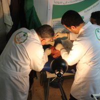العيادات التخصصية السعودية تقدم العلاج لعدد من الحالات المرضية للاجئين السوريين في مخيم الزعتري