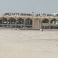 عاجل: انفجارات عنيفة تهز مدينة عدن وأنباء عن استهداف مدرج مطار عدن بصواريخ الكاتيوشا