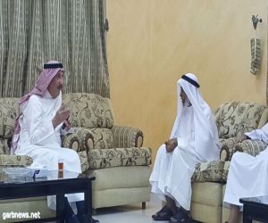 سمو أمير منطقة جازان يزور المربي الفاضل العطاس في منزله في أبو عريش