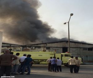 مدني الدمام يخمد حريق في شركة أخشاب و ديكور