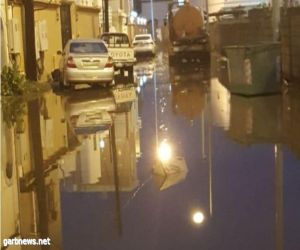 أحياء “محايل” تغرق مجدداً بسبب سوء تصريف السيول