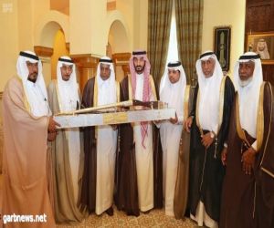 الأمير عبدالله بن بندر يستقبل عدداً من مشايخ القبائل والأهالي بمحافظة القنفذة