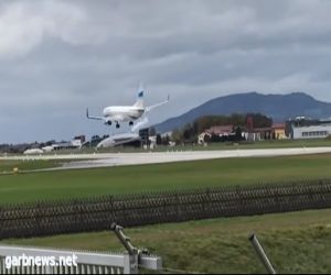 بالفيديو:قائد طائرة يحاول الهبوط وعاصفة جوية كانت لها بالمرصاد