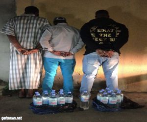 شرطة الرياض تضبط أثيوبين من مخالفي الإقامة يروجون للخمور