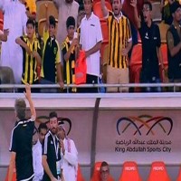 فيديو: جماهير الاتحاد ترشق لاعبي الاهلي و مدربهم  بعلب المياه