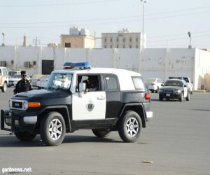 دوريات جازان تنفذ فرضية للتعامل مع مختل يطلق النار عشوائياً في مكان عام