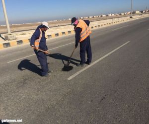 بلدية الخفجي تستكمل أعمال سفلتة الحفر بالأحياء والشوارع للمرحلة الثانية