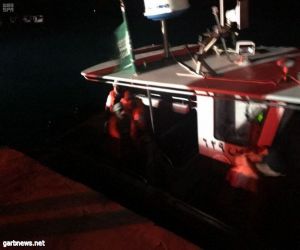 حرس الحدود ينقذ شخصين فقد قاربهما في عرض البحر بمحافظة جدة