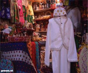 الأسر المنتجة تعرض سلعها في مهرجان الملك عبدالعزيز للإبل