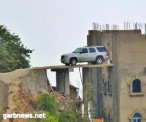 مواطن يقيم جسرا بين سطح منزله وجبال فيفاء ليكون موقفاً خاصاً لسيارته