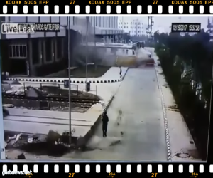 شاهد قطار بلا مكابح يخترق مبنى محطته بالهند