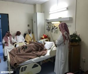 محافظ بارق يزور الشيخ فارس بن ملبس في مستشفى المجاردة
