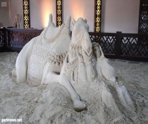 فنون الرمال : بمهرجان الملك عبدالعزيز للإبل تستعرض المنحوتات والمجسمات