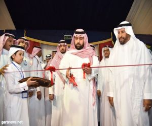 أمير منطقة جازان بالنيابة يطلع على مشاركة الجهات الحكومية والأسر المنتجة