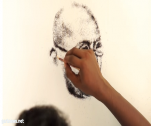 بالفيديو :فنان هندي يبدع برسم لوحاته بإستخدام شعر الإنسان