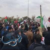 آلاف يتظاهرون على الحدود التركية احتجاجاً على حصار حلب