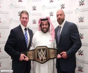 رئيس هيئة الرياضة يوقع اتفاقية مع WWE