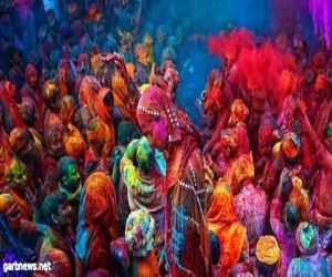 النساء يطاردن الرجال بالعصي في مهرجان الألوان بالهند