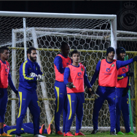 جماهير العالمي :تستعد للشباب بتيفو " النصر عز وفخر "