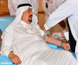 أمير منطقة الرياض وسمو نائبه يشاركان في حملة التبرع بالدم «100 يوم»