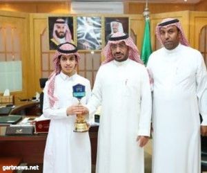 الطالب  أحمد الحربي  يحقق المركز الأول على مستوى المملكة ومساعد مدير التعليم يكرمه