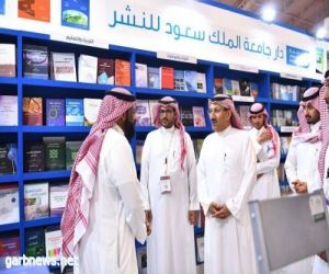 عميد كلية الآداب بجامعة الملك سعود يزور معرض الكتاب