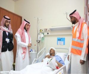 مدير عام فرع هيئة الهلال الأحمر السعودي بالرياض يزور مصابي شظايا الصاروخ