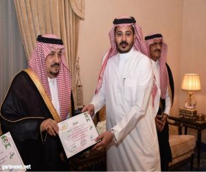 أمير الرياض يكرم المعلم الجهني
