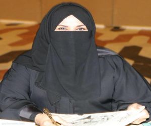 الكاتبة خديجة إبراهيم : أتمنى استمرار مهرجان ليالي الشعر العربي وكان لي شرف المشاركة فيه