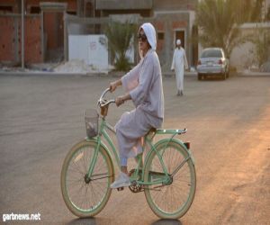 أميرة التُركستاني تقود دراجتها في جدة بعد أن جلبتها معها من أمريكا " صور"