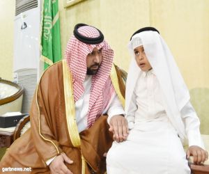 نائب أمير منطقة جازان ينقل تعازي القيادة لوالد وذوي الشهيد الخبراني