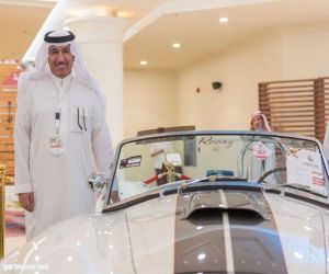 فريق السيارات الخليجية يستهوي زوار " كلاسيك القصيم"