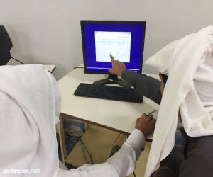 طالب بأحد رفيدة  يعيد تأهيل أجهزة الحاسب الآلي بمدرسته