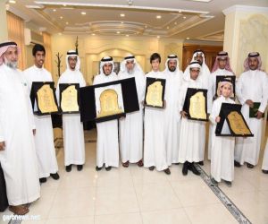 المساعد للشؤون التعليمية بتعليم مكة يُكرم الطلاب العشرة الأوائل المتأهلين لتصفيات مشروع تحدي القراءة العربي